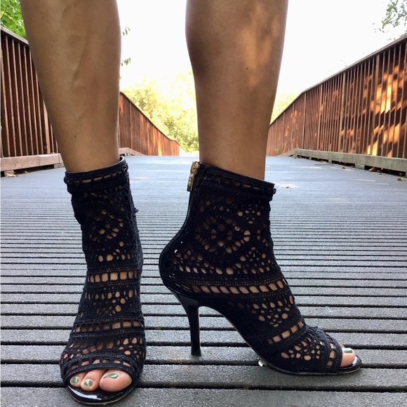 💃🏽 Open Toed Black Booties 💃🏽 - Picture 3 of 11